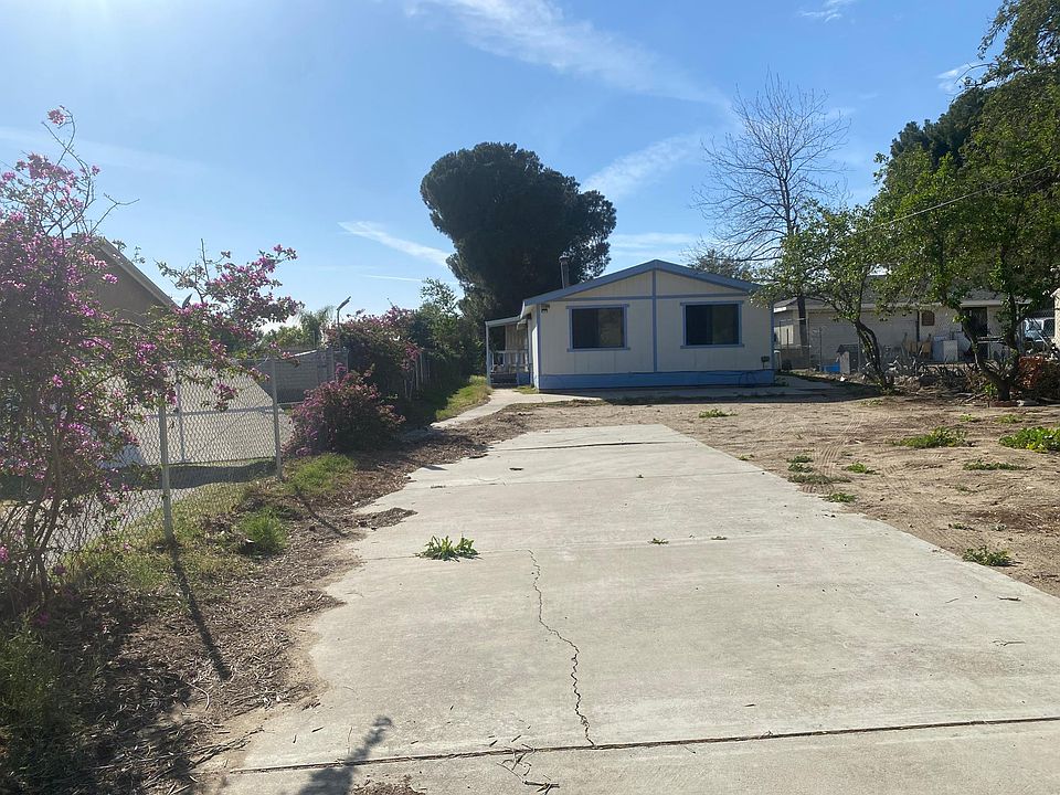 Front Yard/ Parking