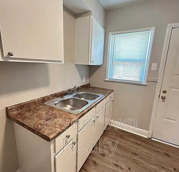 2144 Henry Ave — Photo 3