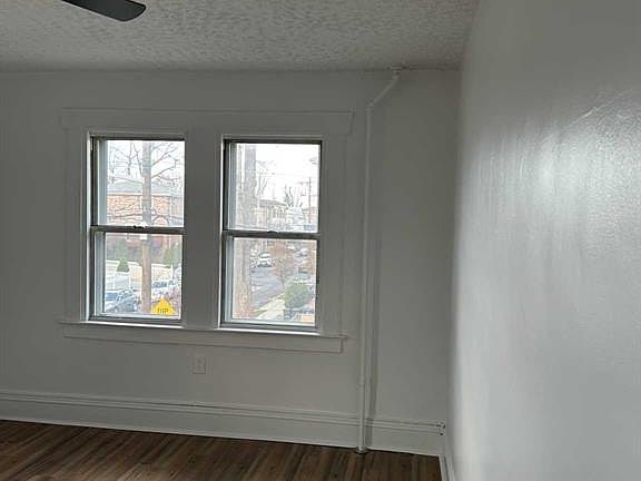 4th image of 400 Lincoln Ave