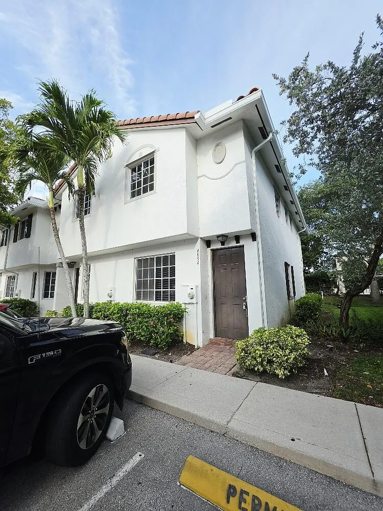 3 bed, 2.5 bath, 1344 sqft, $2,100 — Photo 2