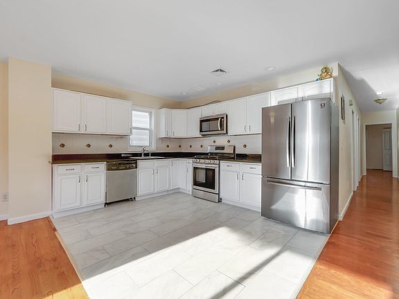 3rd image of 22 Cliff St