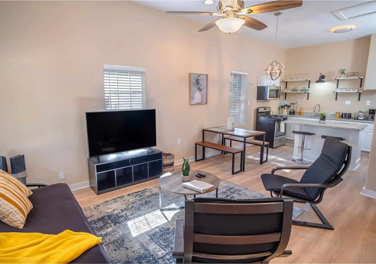 Calm and Relaxed 3 Bedroom Abode Near Riverwalk — Photo 4