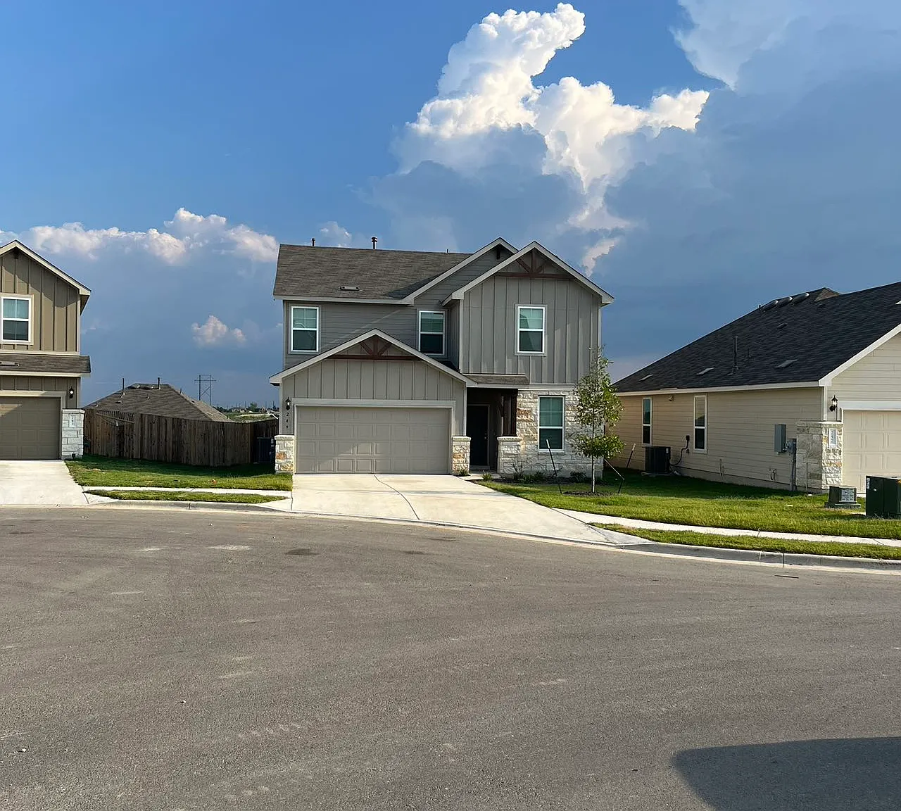 4 bed, 2.5 bath, 2081 sqft, $2,449 — Photo 2