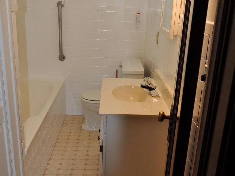 805 Robinson St — Photo 9