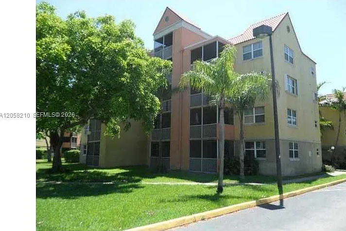 Las Vistas At Doral Condo — Photo 2