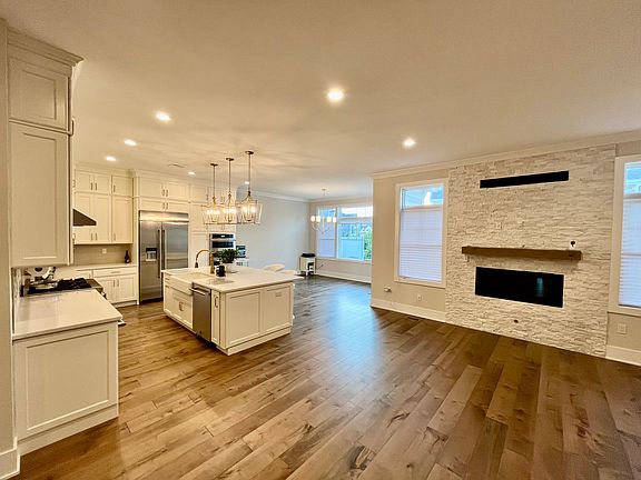 3rd image of 82 Woodmont Cir