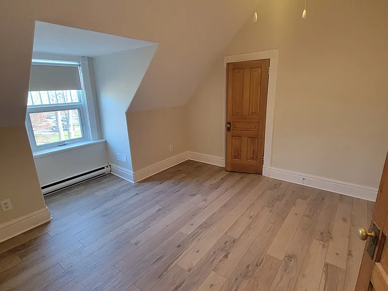 300 Princess Ave — Photo 29