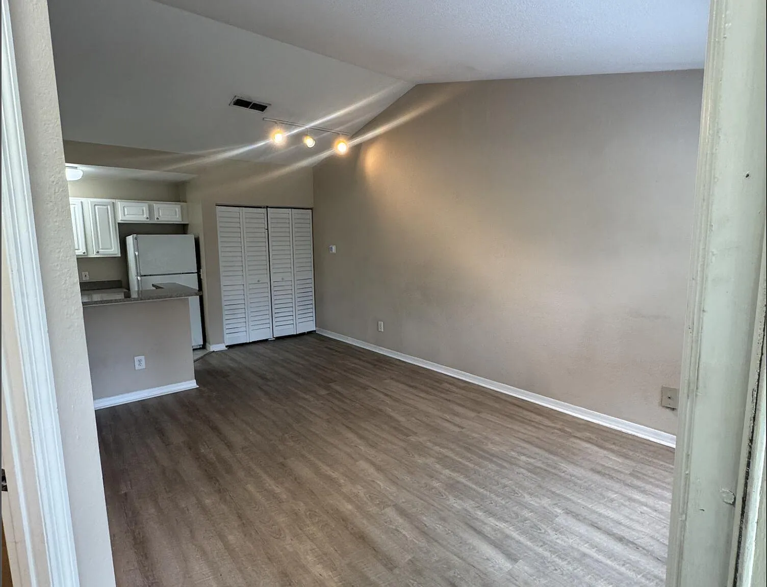 1 bed, 1.0 bath, 499 sqft, $1,405 — Photo 2