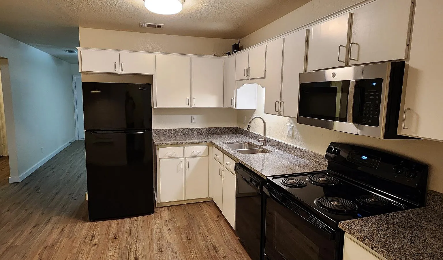 2 bed, 895 sqft, $995 — Photo 3