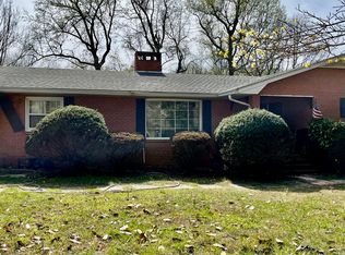 909 Country Club Dr, Reidsville, NC 27320