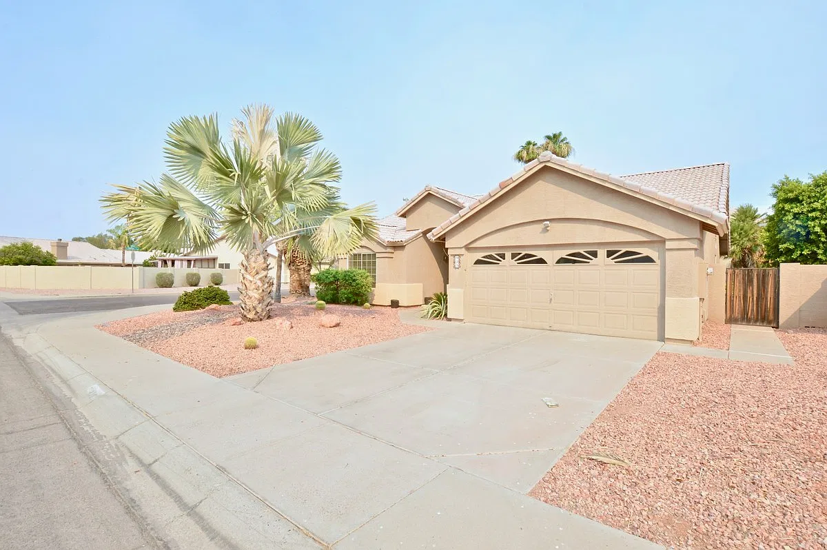3 bed, 2.0 bath, 1613 sqft, $2,549 — Photo 2