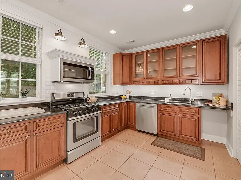 2219 Kearny St NE — Photo 10