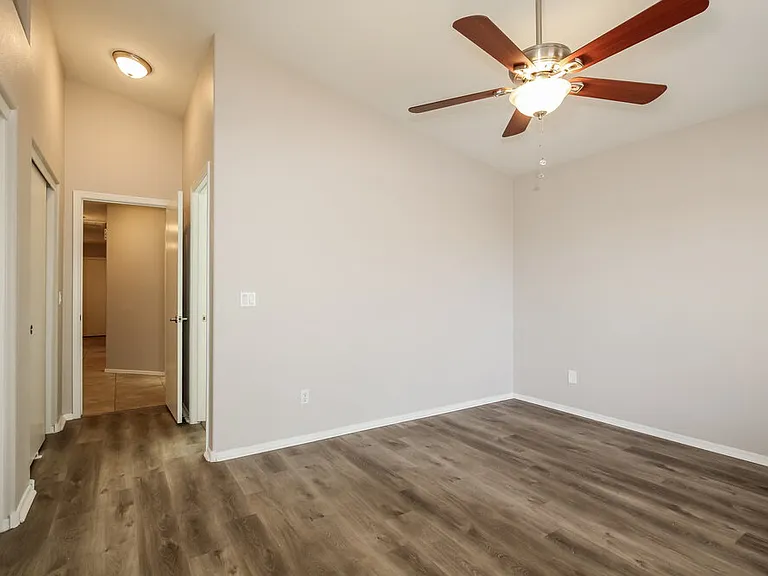 8740 W Loma Ln — Photo 9