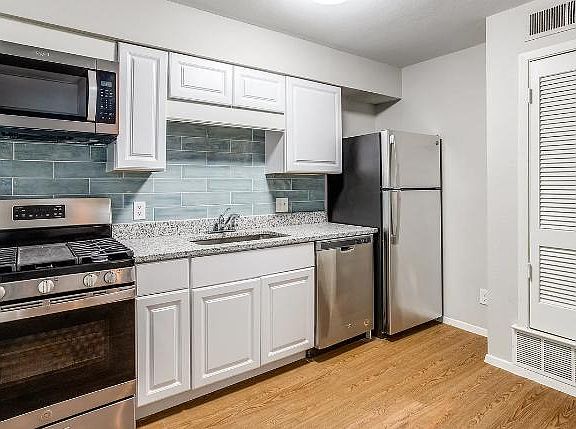 2nd image of 1611 W 39th 1/2 St APT 204