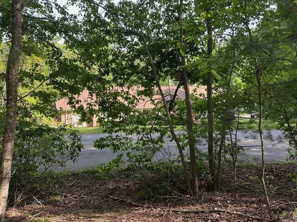37 W Fairway Dr, Etowah, NC 28729