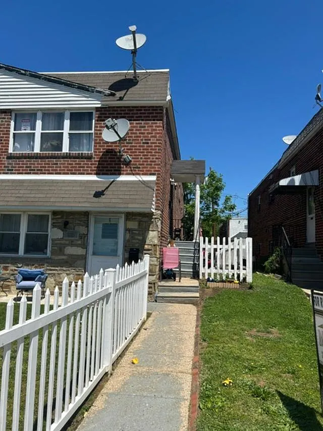 Building Photo - 2331 Benson St #2