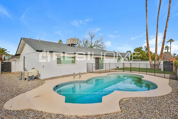 1303 E Dunbar Dr — Photo 1