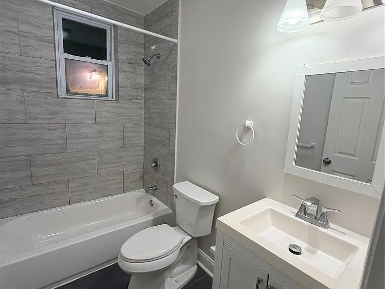 469 Alden St — Photo 4
