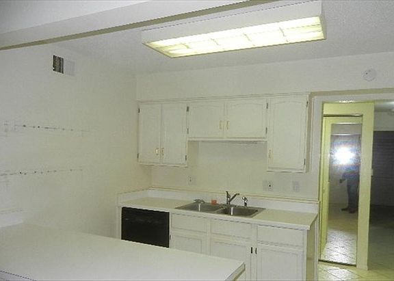 4th image of 10136 W 96th Ter APT D