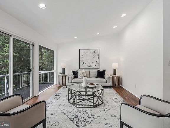 3rd image of 9812 Betteker Ln