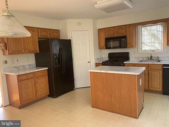3rd image of 208 Silverstone Dr
