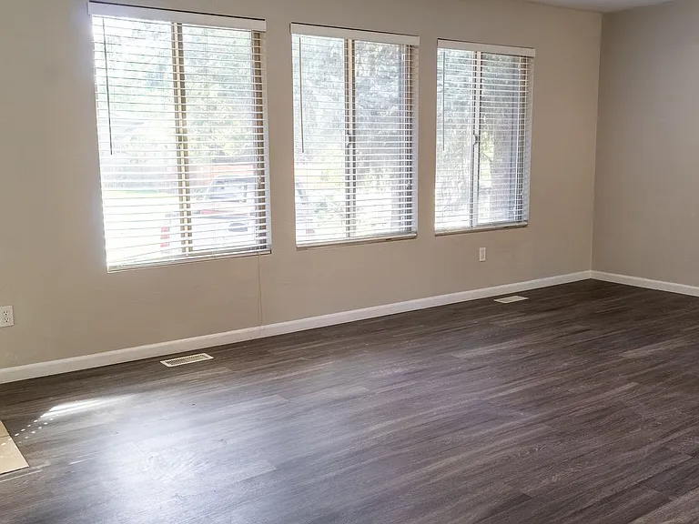 5418 Alta Loma Rd — Photo 18