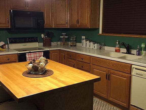 Updated kitchen w/ island