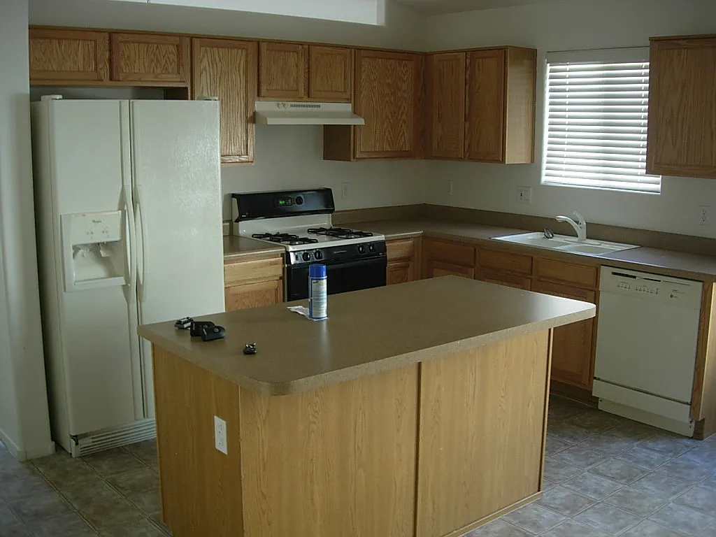4 Bedroom 2 Bath Home In Rita Ranch / Available Now! — Photo 3