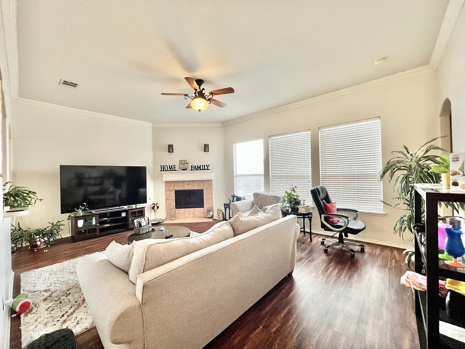3 bed, 1616 sqft, $2,400 — Photo 2