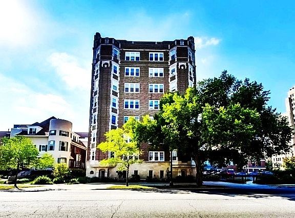 2nd image of 6334 N Sheridan Rd #3E