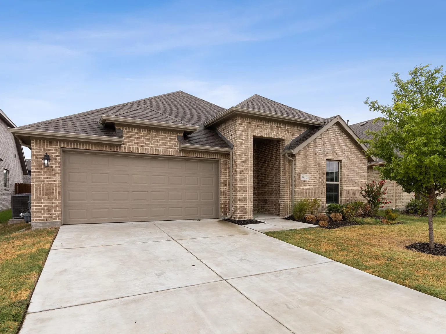 810 Mildren Ln — Photo 2