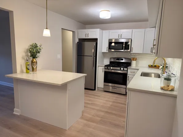 3615 Central Rd #1, Glenview, IL 60025