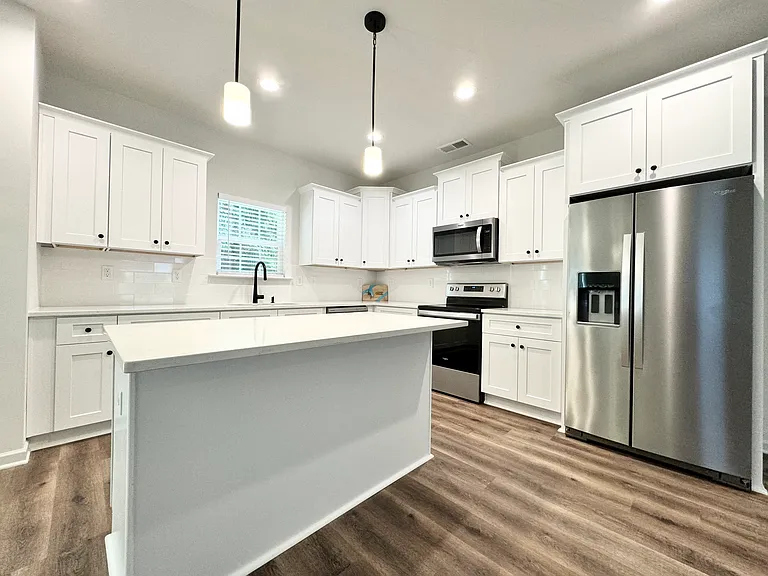 401 Austin Dr — Photo 4
