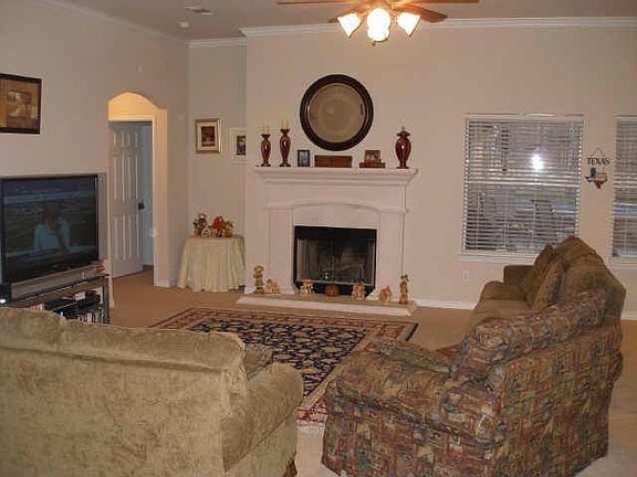 4th image of 839 Evergreen Ln