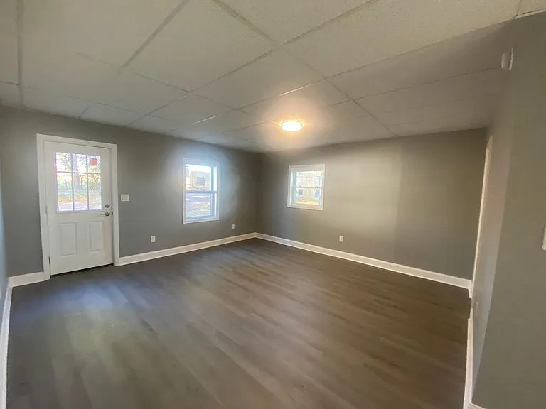 320 Woodfield Rd — Photo 4