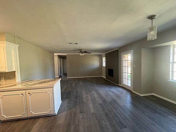 3rd image of 1701 Woodridge Dr