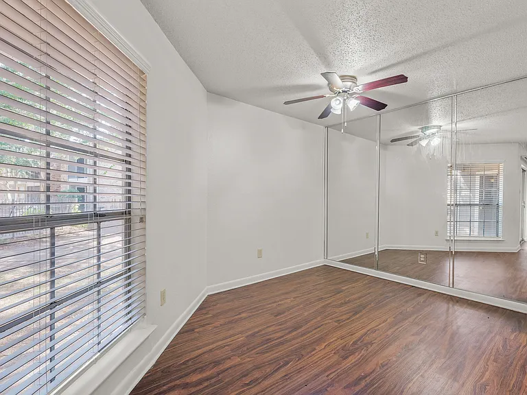 Chaparral Apartments — Photo 13