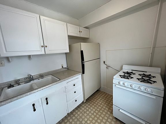 3rd image of 81 Linden Ave W #1
