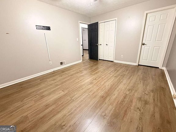 5th image of 300 Robinson Dr