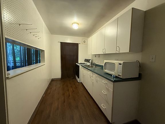 4th image of 655 N Lucerne Blvd #2