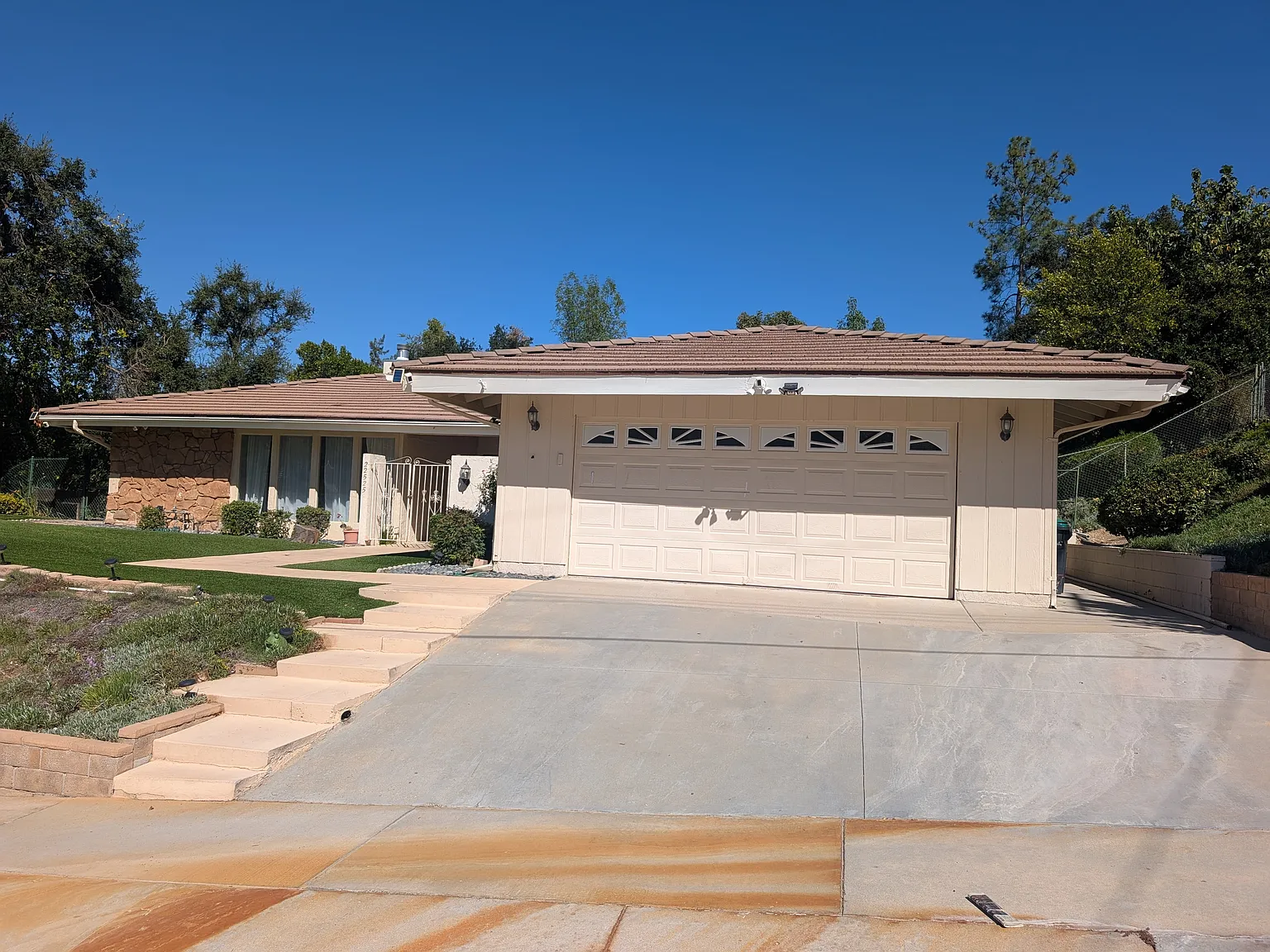 4 bed, 2.5 bath, 2382 sqft, $7,495 — Photo 2