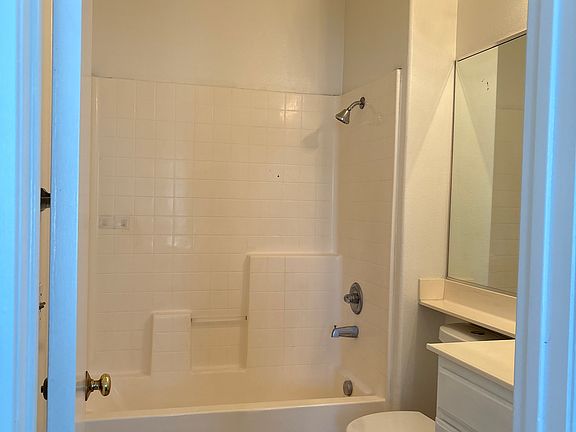 5th image of 4484 Guy St