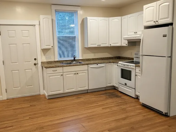 28 Mount Pleasant Ave APT 1A, Ipswich, MA 01938