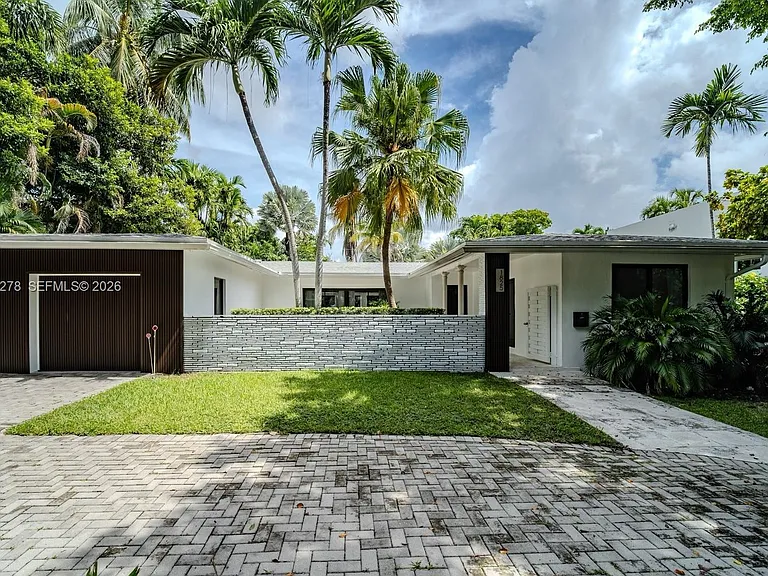 1825 Alamanda Dr — Photo 3