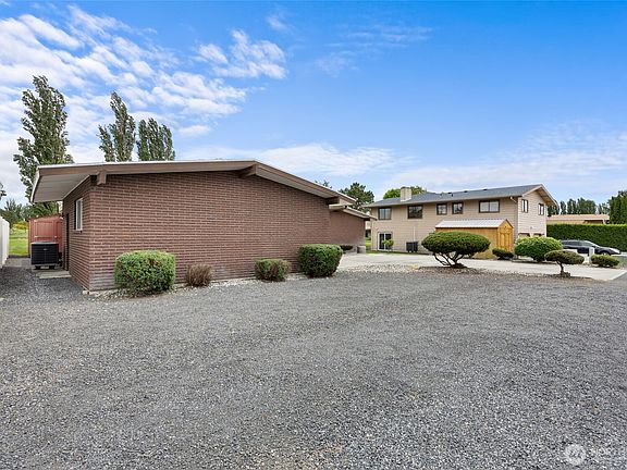 3rd image of 1273 Fairway Drive NE