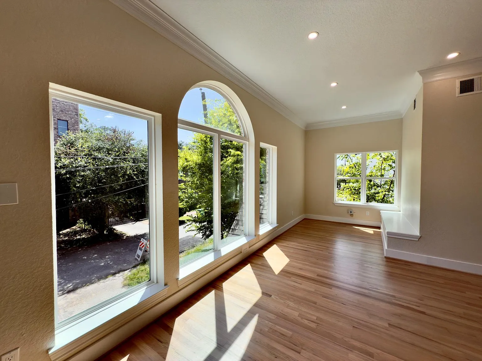 3 bed, 4.0 bath, 2699 sqft, $2,475 — Photo 2