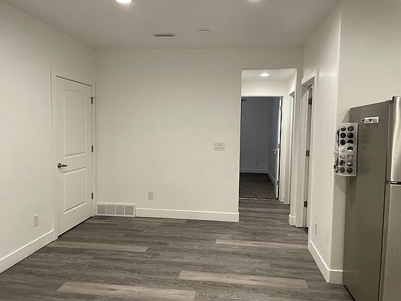 5th image of 301 W Birch Dr