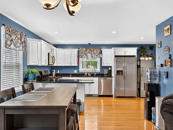 4th image of 70 Lesure Ave