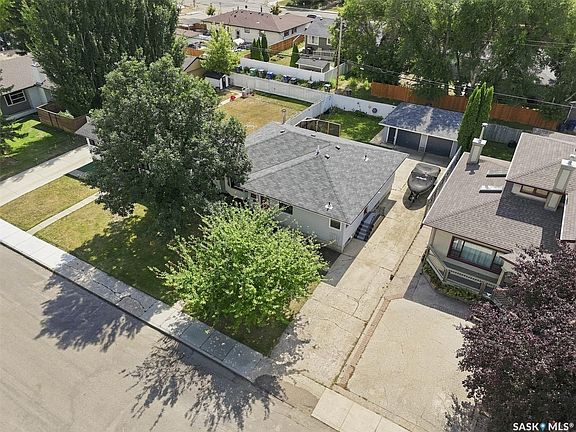 2nd image of 416 Willow Street E