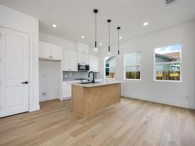 4804 Carmen St #B — Photo 8